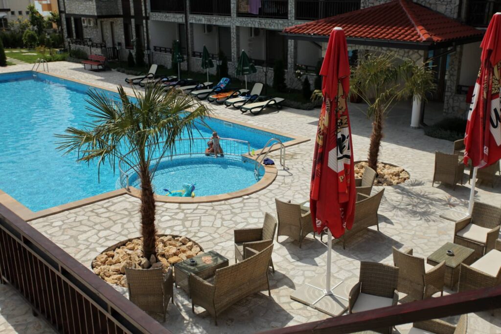 POOL BAR Amphora