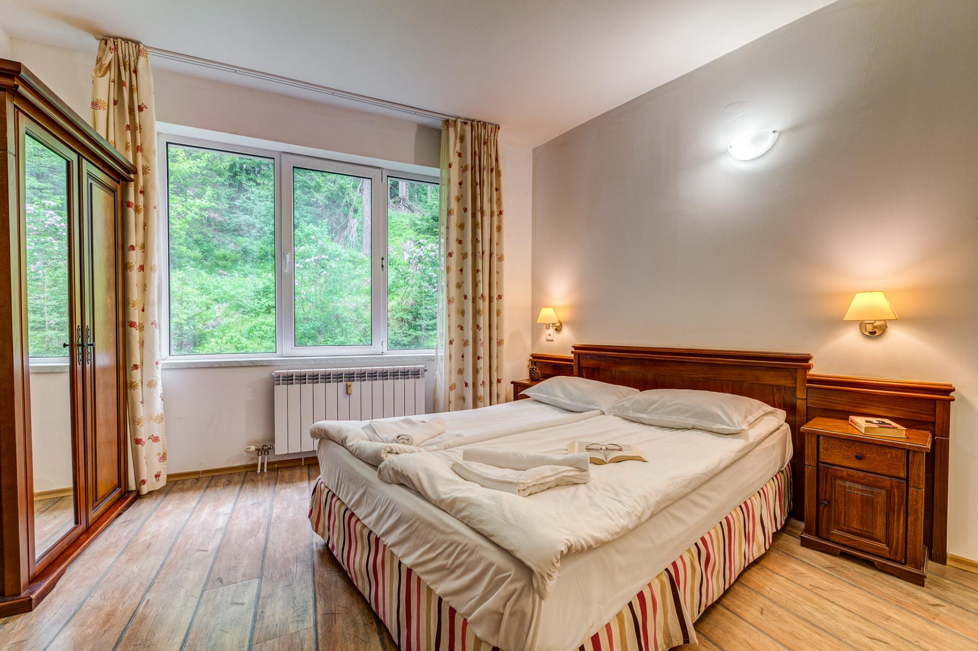 Спалня с гледка в апратамент с две спални на The Stream Resort в Пампорово
